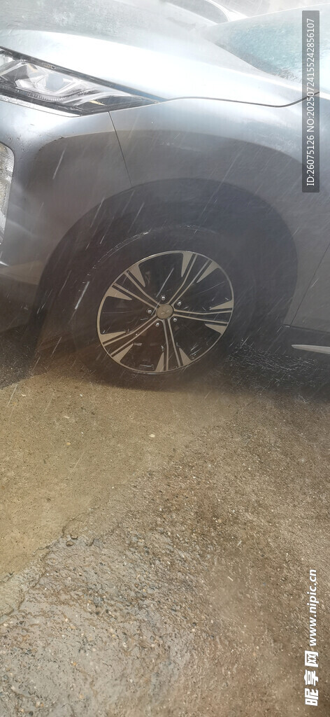 暴雨中的汽车局部特写