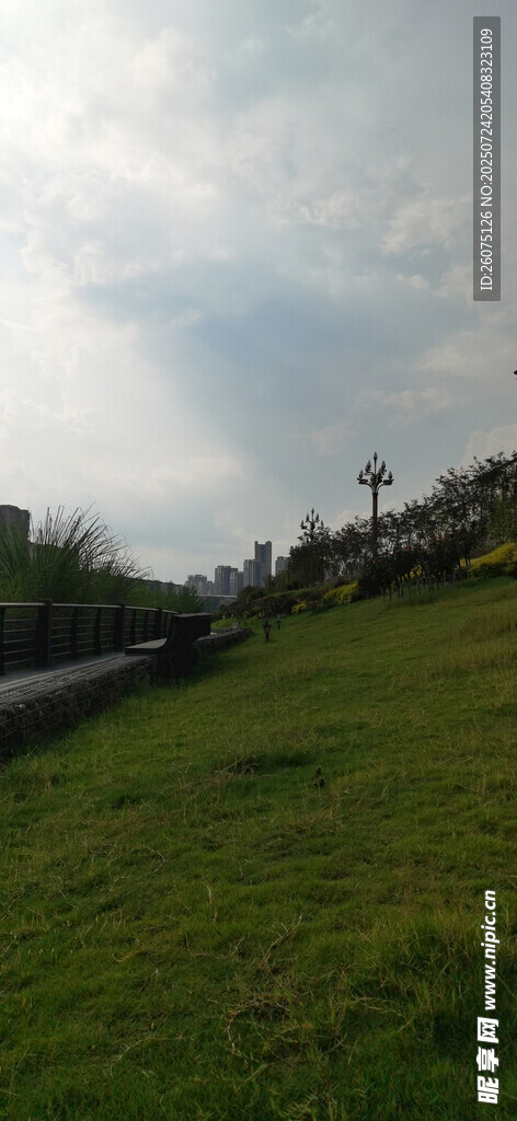 郊外绿野与远处建筑风景