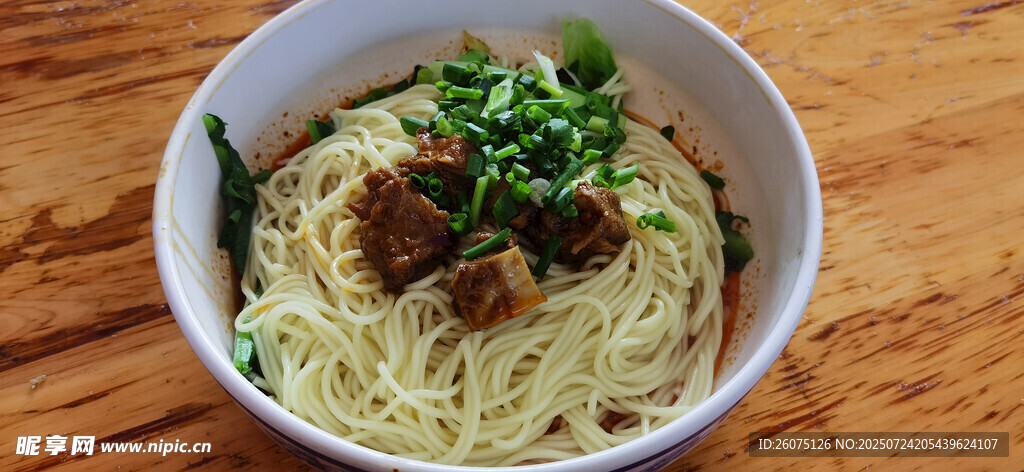 美味葱花牛肉拌面