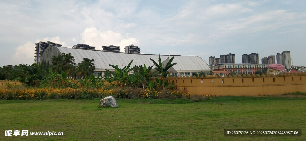 田野旁的建筑景观