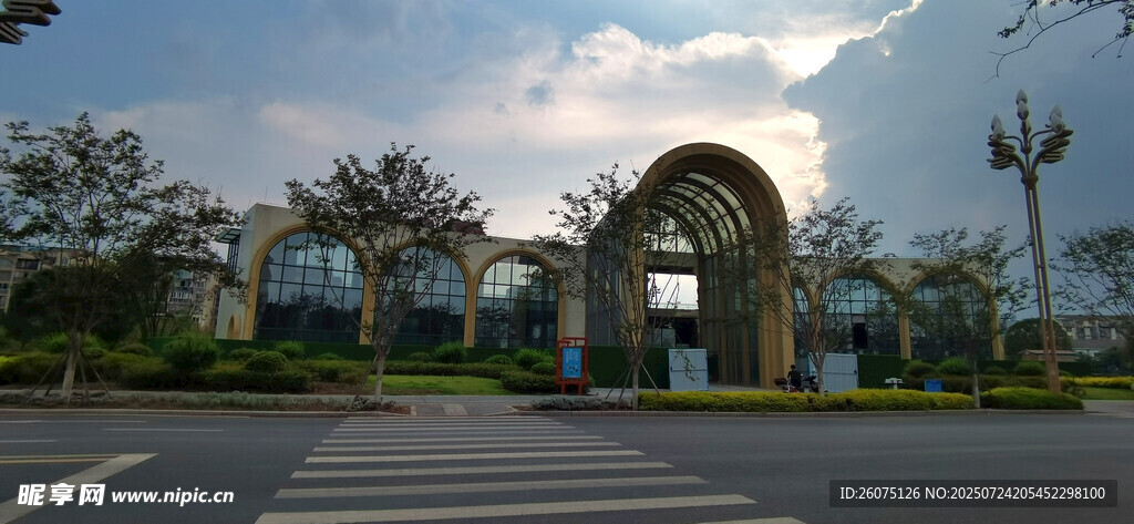 落日下的欧式建筑外观景观