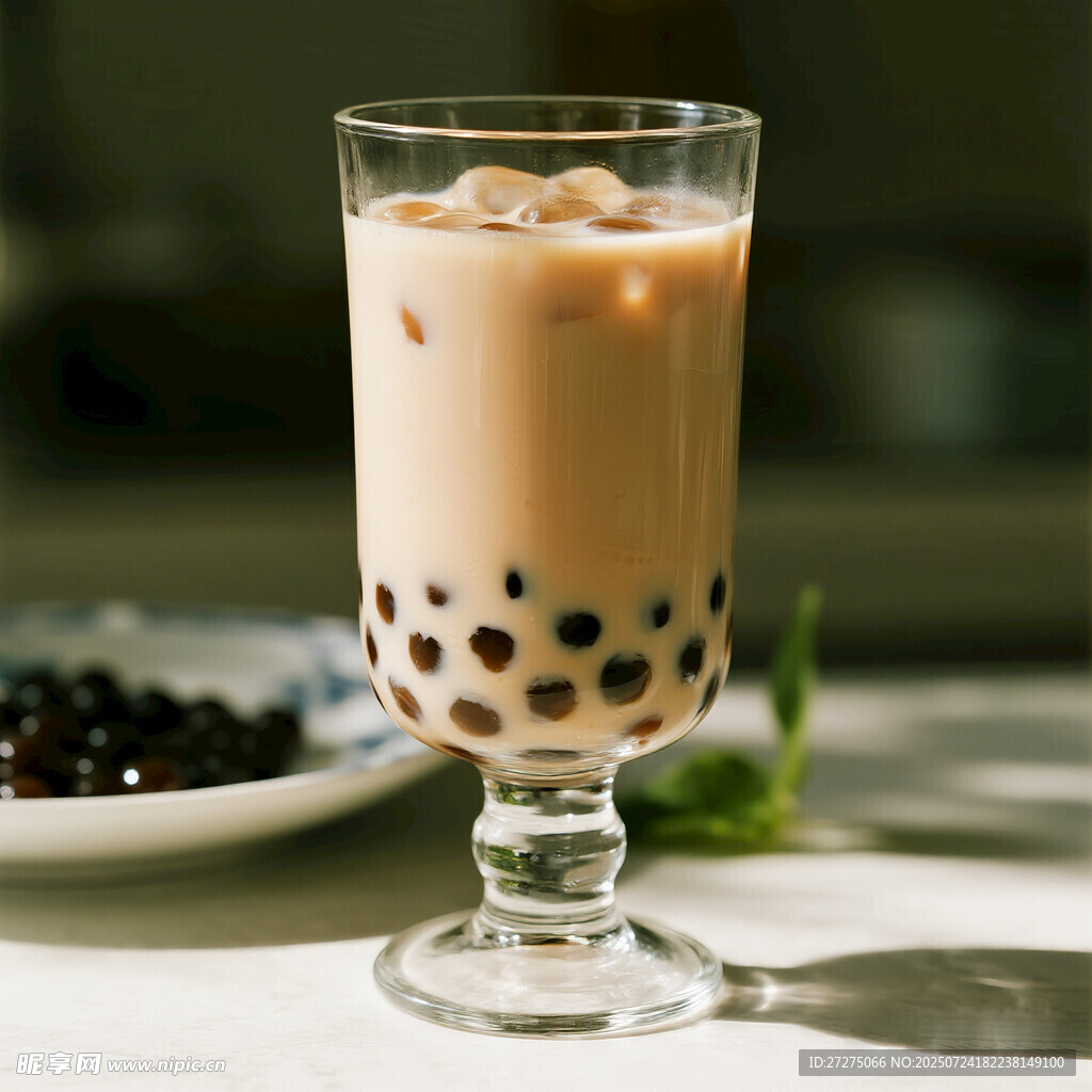 一个装满奶茶的玻璃杯