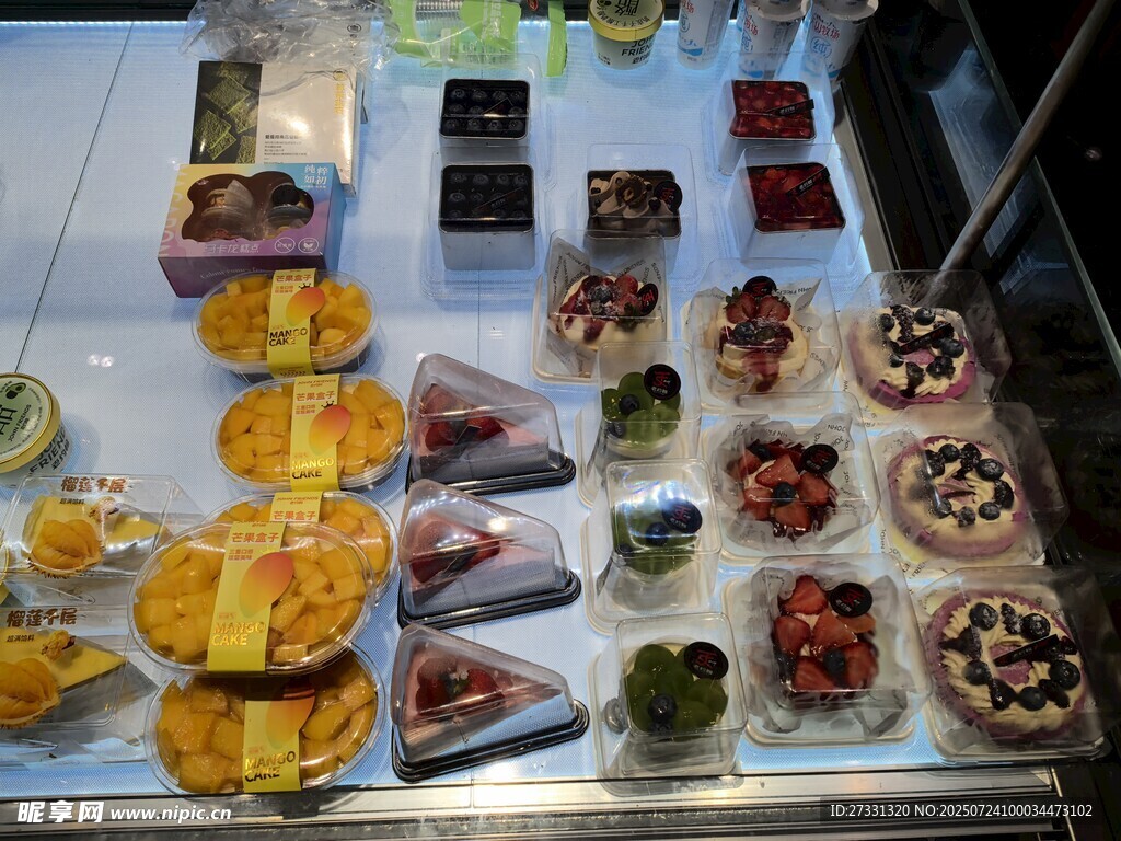 多样精致甜品陈列展示