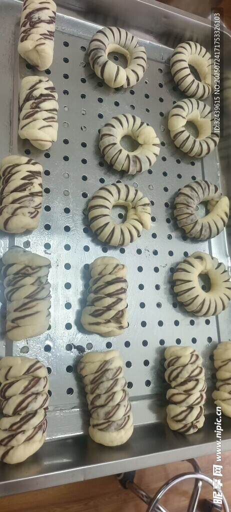 各式美味面包整齐摆放