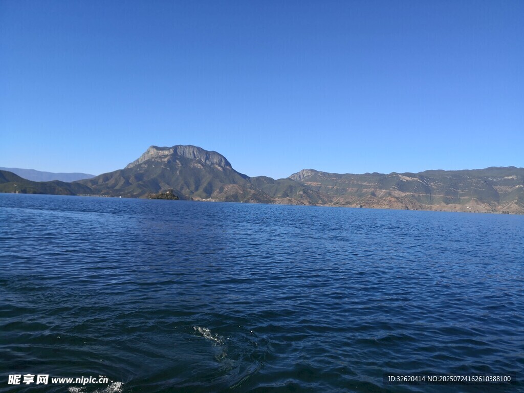 湖畔远山美景