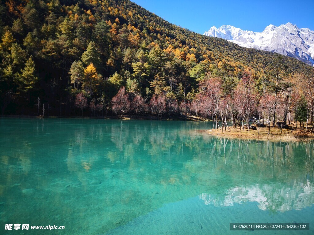 山间碧湖与多彩山林美景