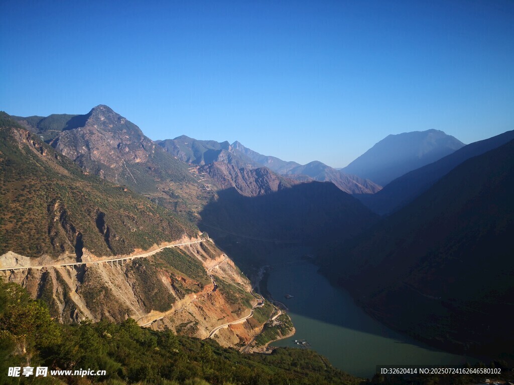壮丽峡谷山水风光