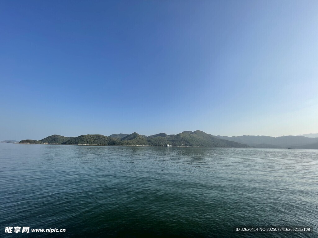 碧海蓝天中的静谧岛屿