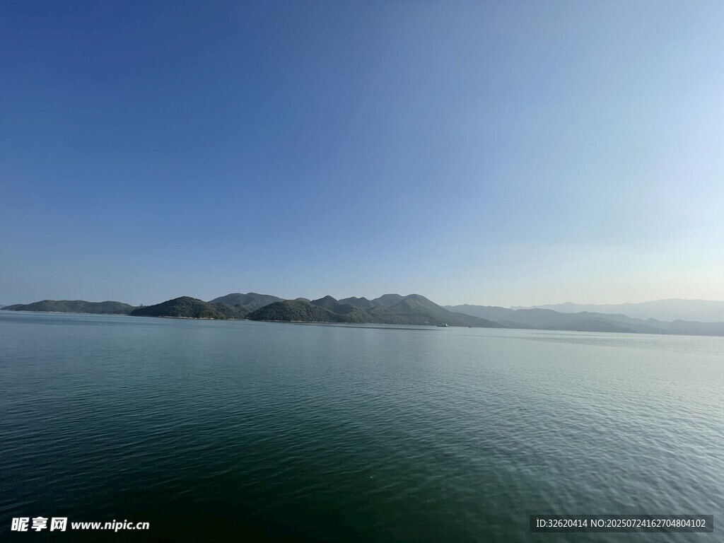 宁静湖面与远处山峦景色