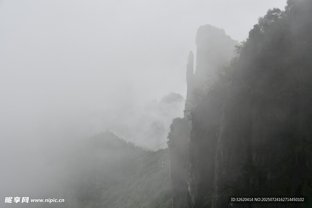 云雾缭绕的险峻山峰