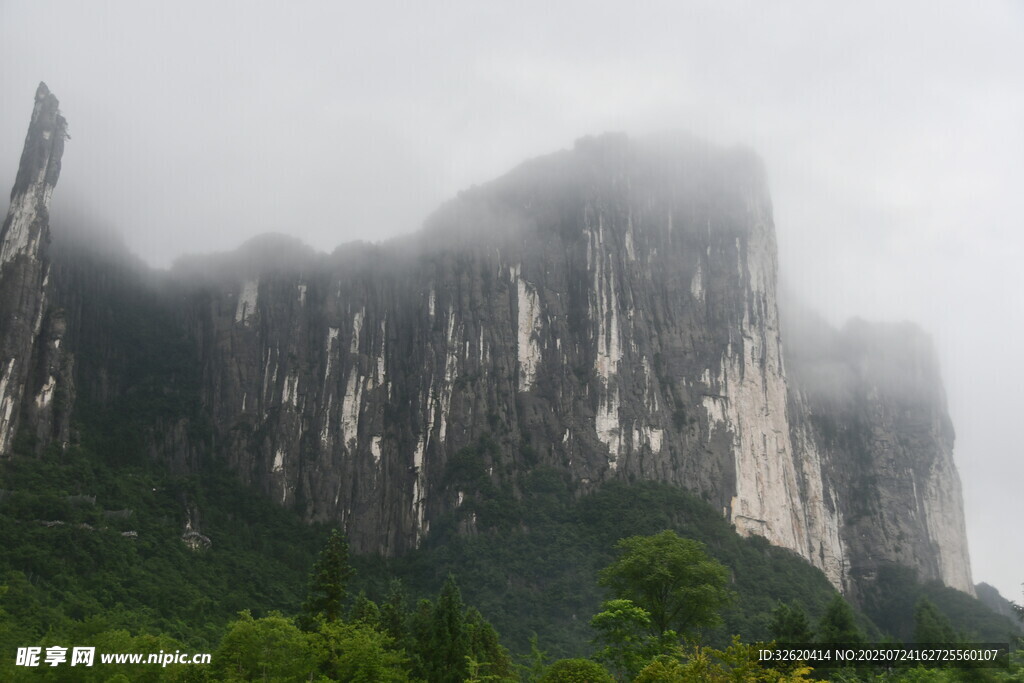 云雾缭绕的壮丽山峰