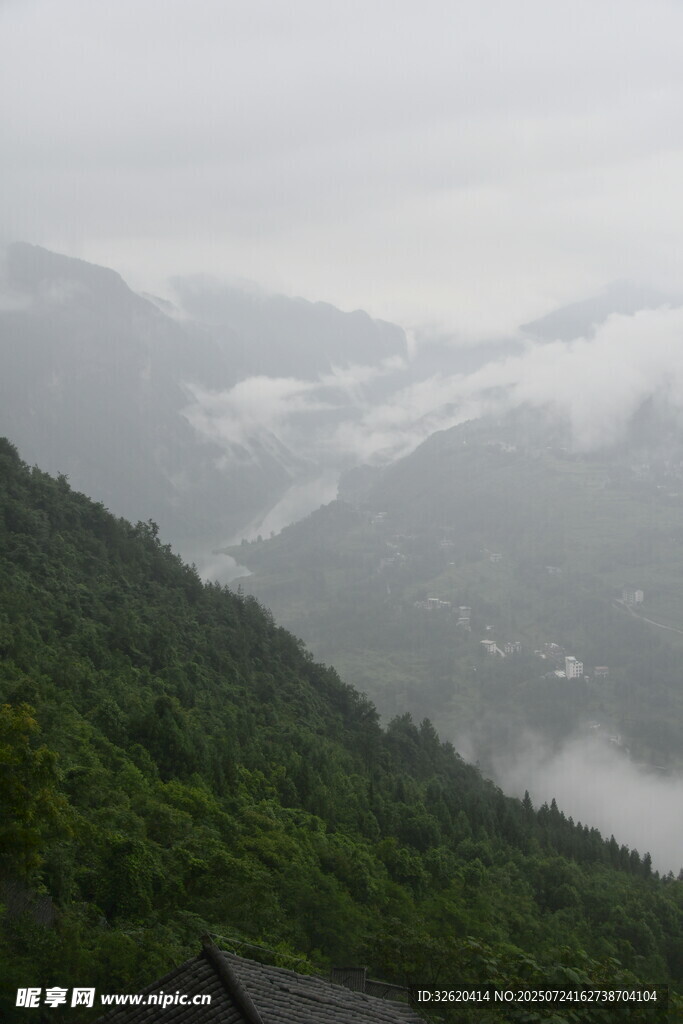 山间云雾缭绕的绿色景致
