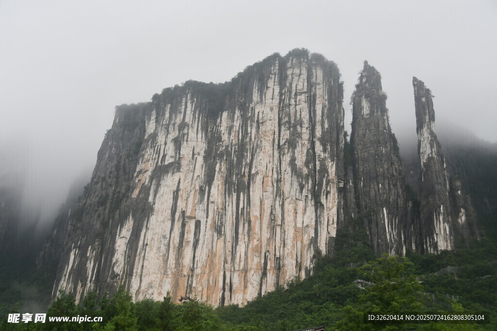 云雾缭绕的壮丽山峰