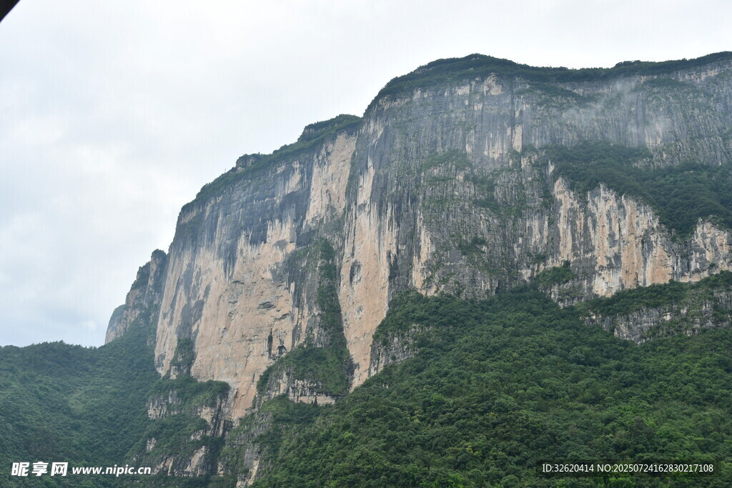 陡峭壮丽的悬崖景观