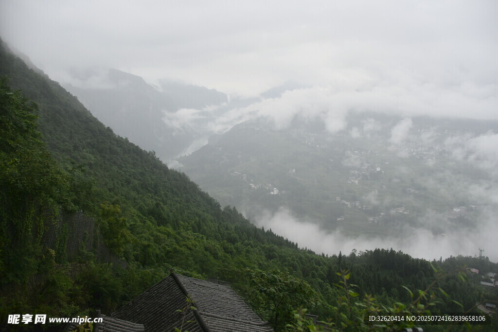 山间云雾缭绕的秀丽景致