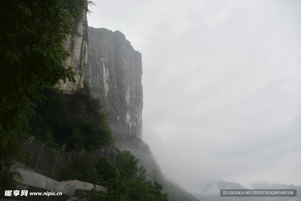 云雾缭绕的险峻山峰