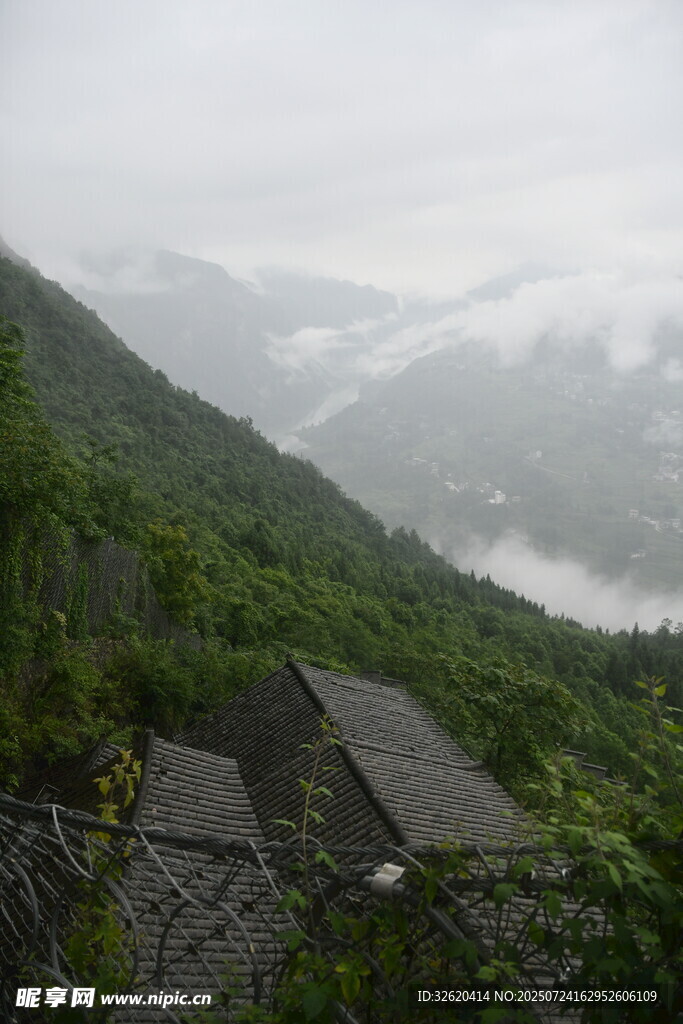 山间云雾中的静谧小屋