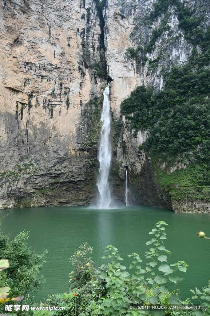 山间飞瀑下的碧绿深潭