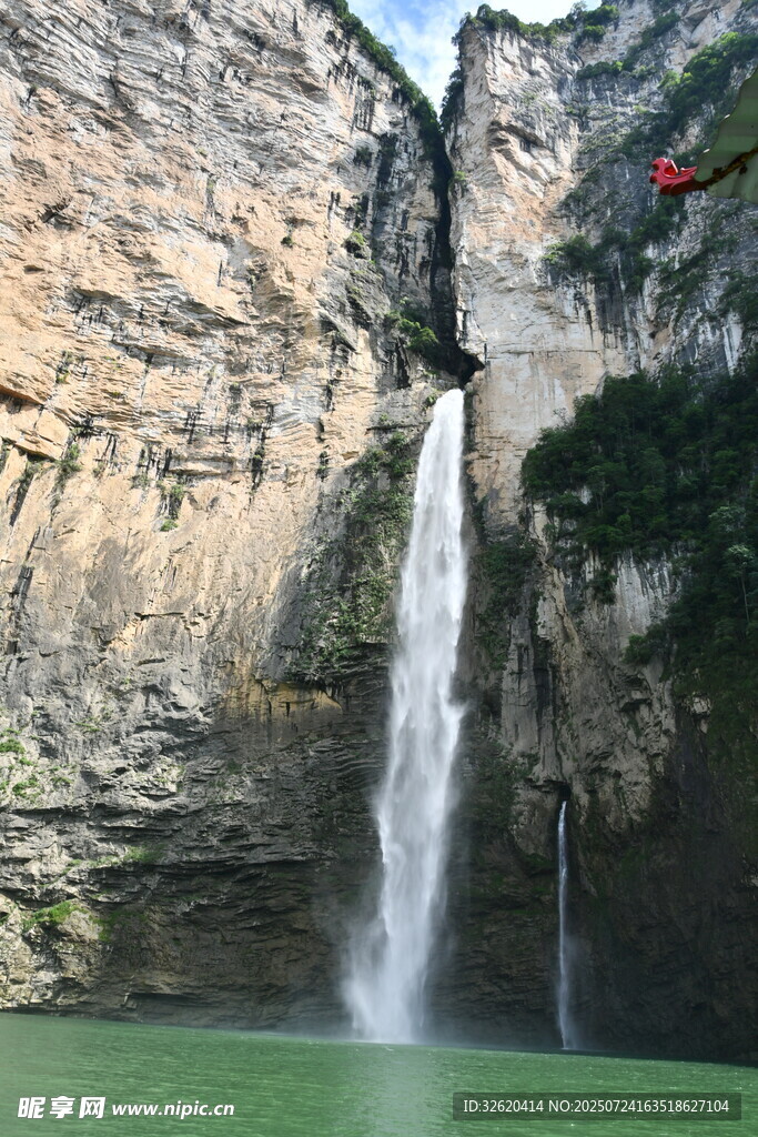 山间飞瀑下的碧绿潭水