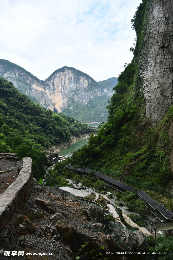 山间河谷风景