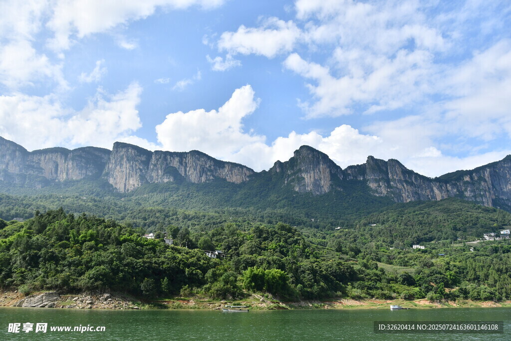 青山绿水间的秀丽山水景
