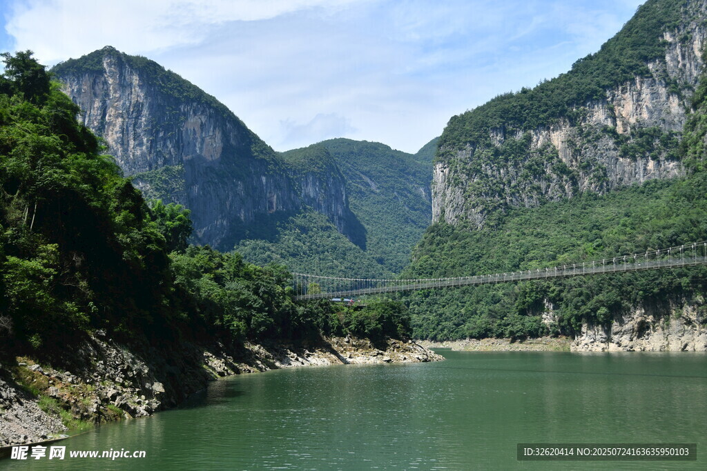 青山绿水间的秀丽河谷