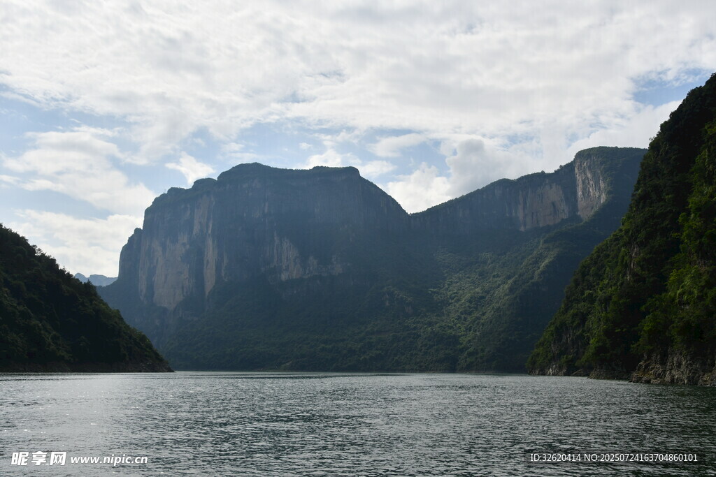 壮丽山水间的宁静江景