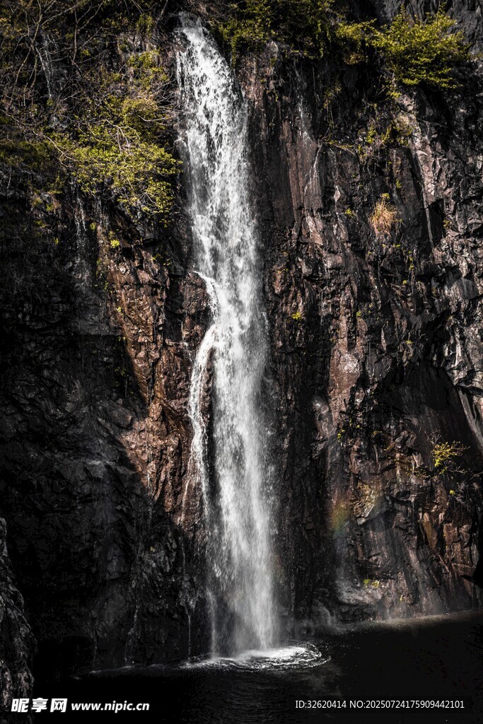 山间瀑布美景