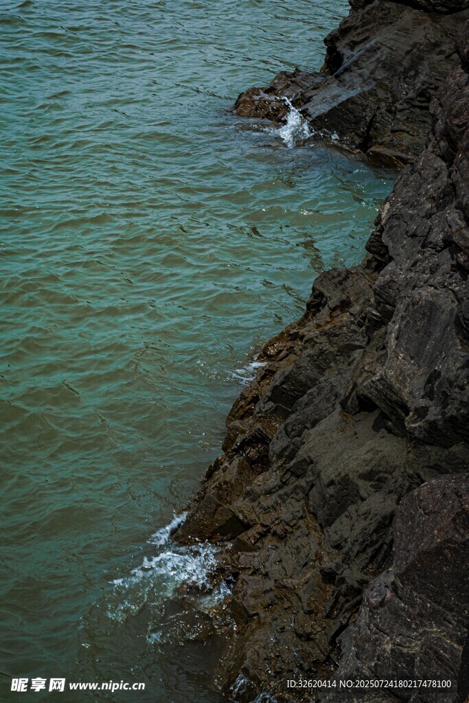 海边嶙峋礁石与碧绿海水