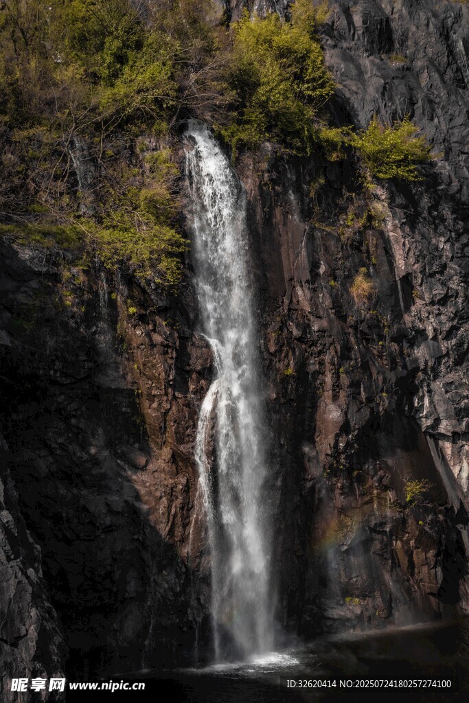 山间瀑布美景