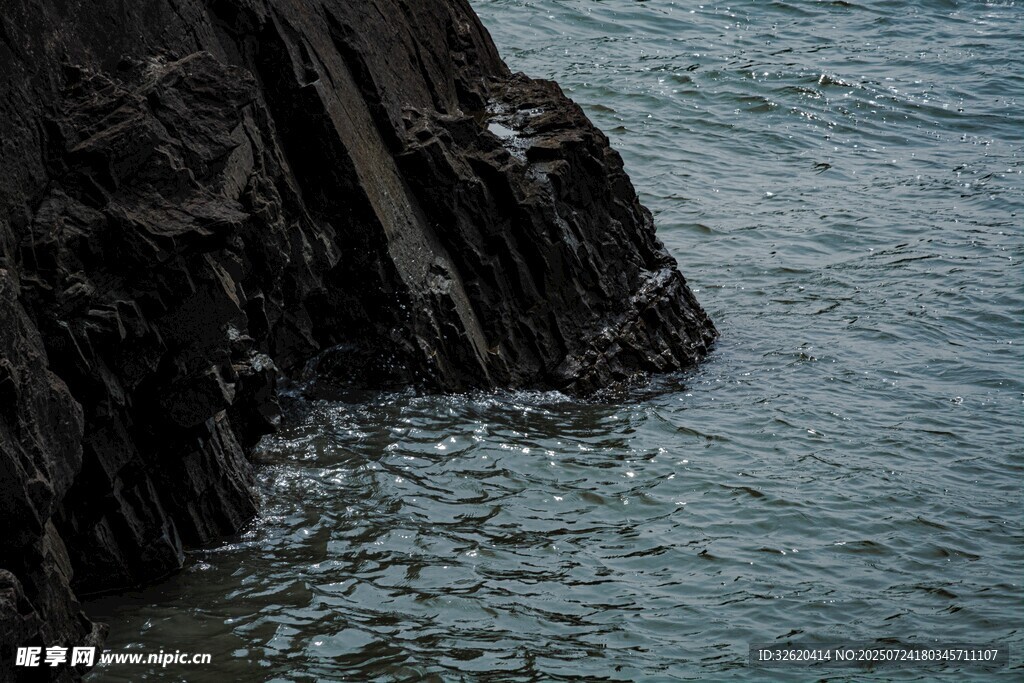海边嶙峋岩石与海水
