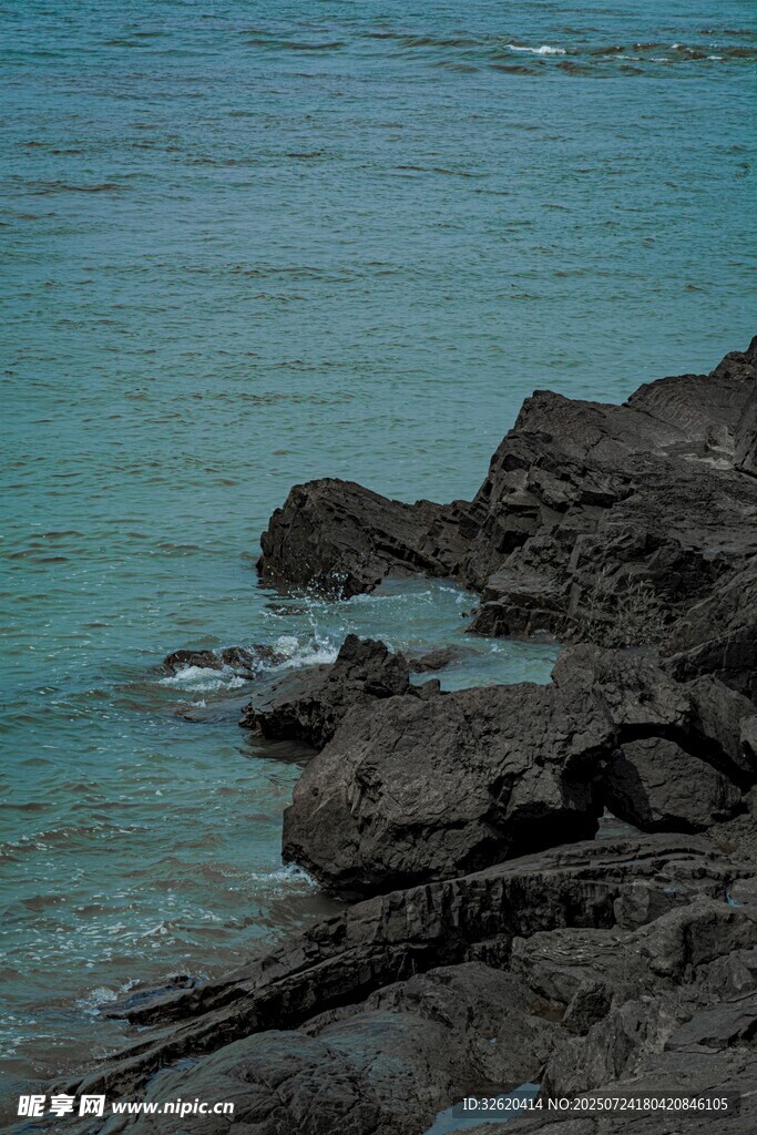 海边嶙峋礁石
