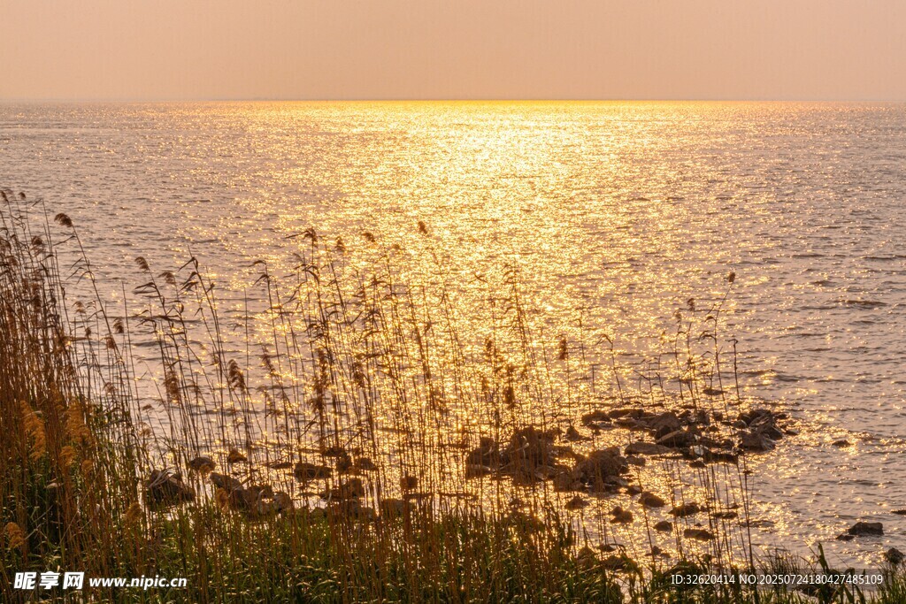 夕阳下波光粼粼的海面