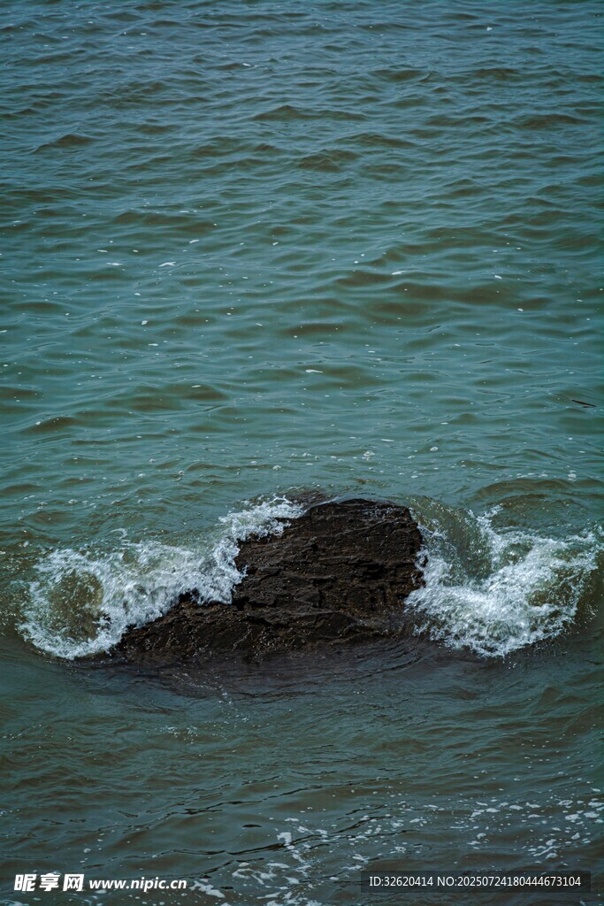 海浪拍击礁石的美丽瞬间