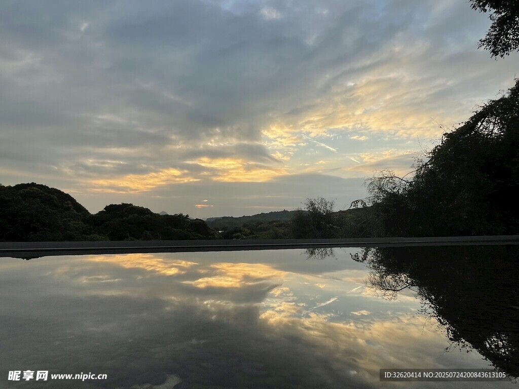 湖畔黄昏美景