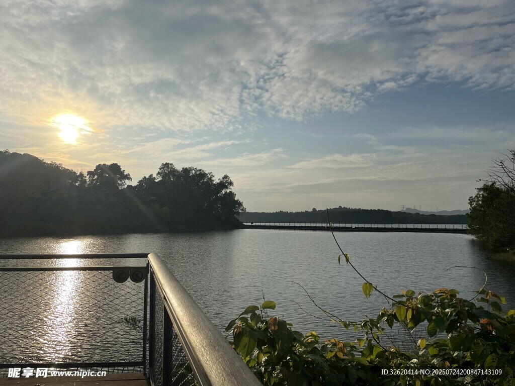 湖畔晨光美景