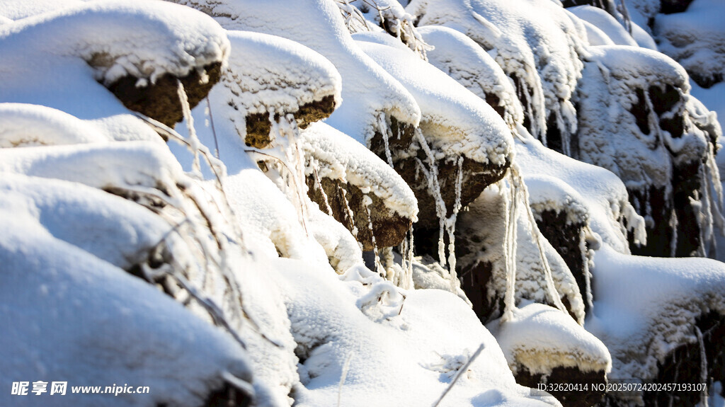 冬日雪覆岩石景致
