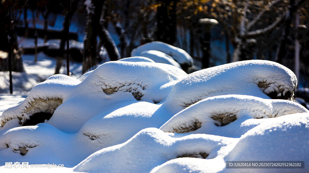 雪覆岩石美景