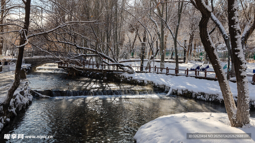冬日河畔雪景