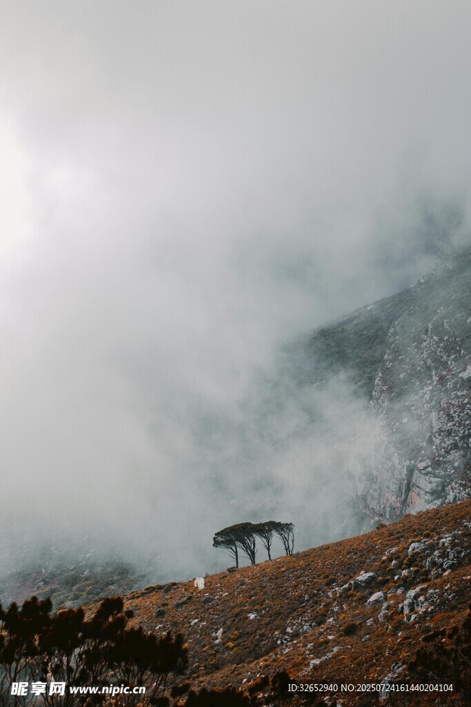 云雾缭绕中的山间观景台