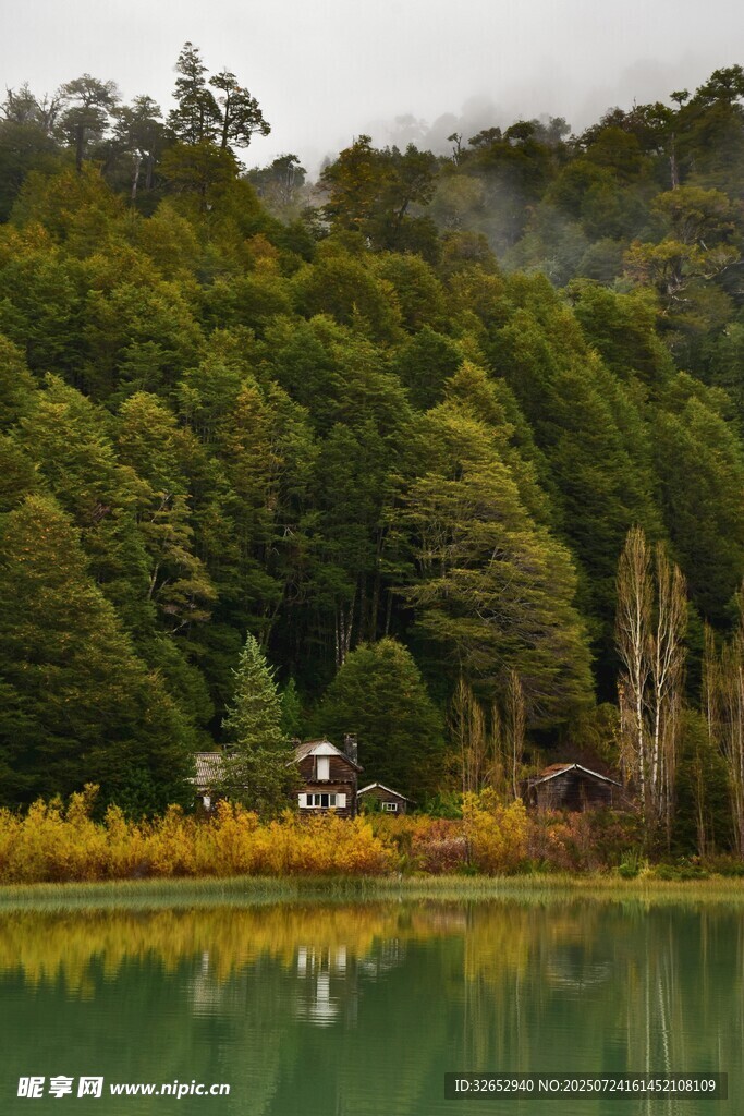 湖畔山林美景