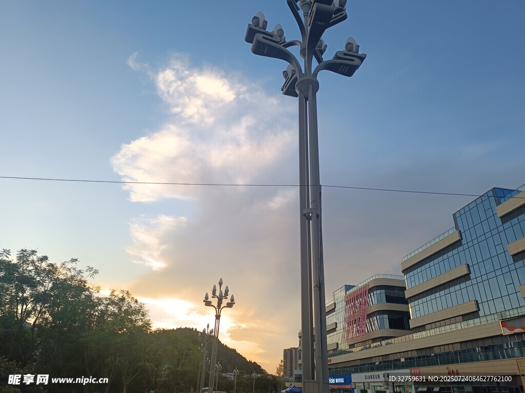 夕阳下的通信基站与建筑