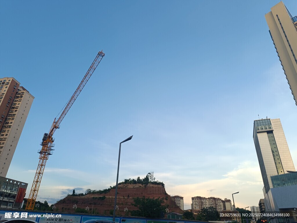 城市建筑工地的繁忙景象