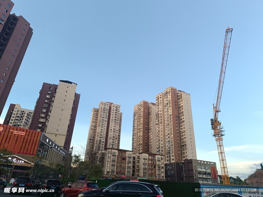 城市高楼与施工塔吊景观