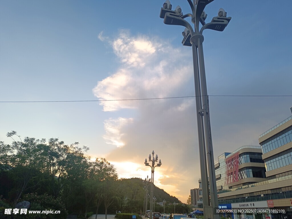 夕阳下的路灯与城市景象