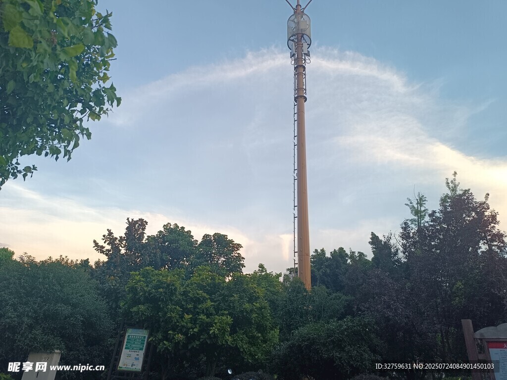夕阳下的高耸通信铁塔