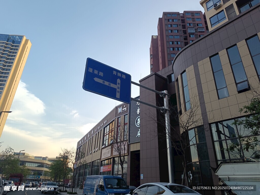 城市街道指示牌与建筑景观