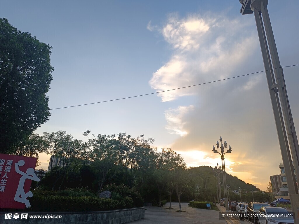 黄昏下的街道景致