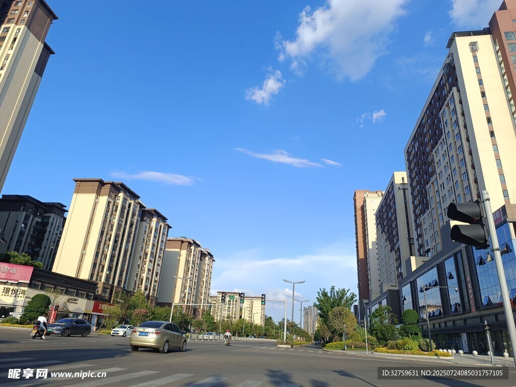 城市街道两旁的高楼景观