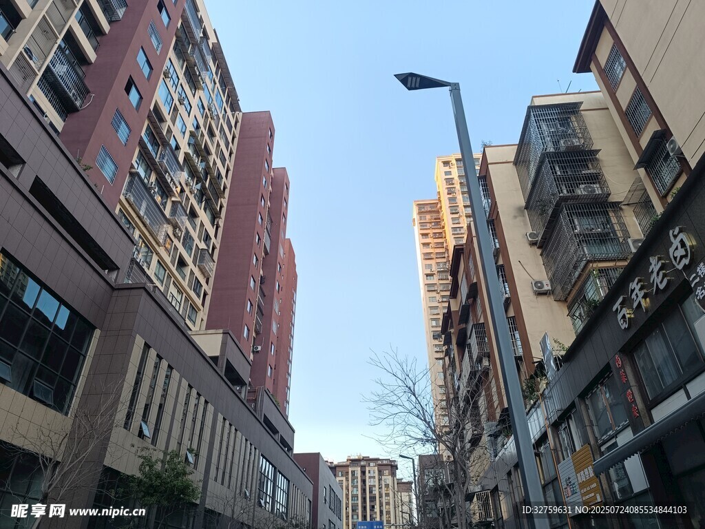 城市中狭窄街道两旁的建筑